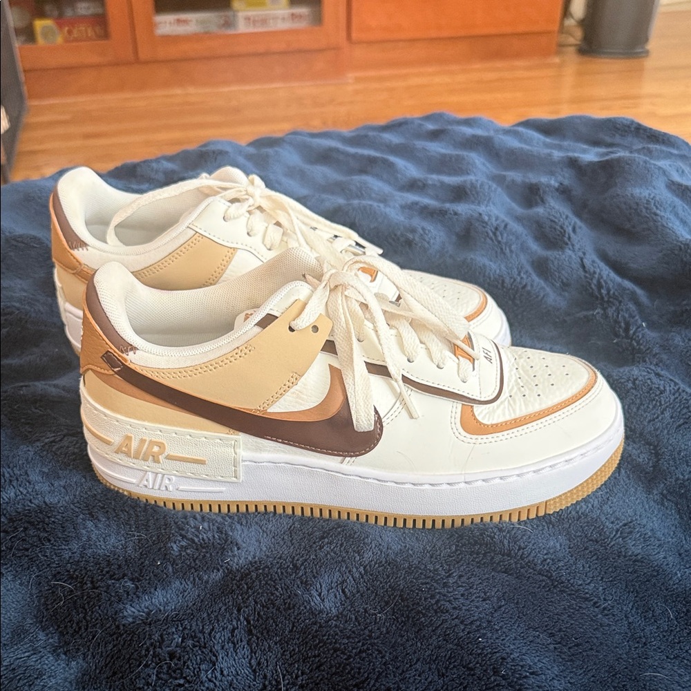 Nike Low-Top Sneakers in Cream, Tan & Brown